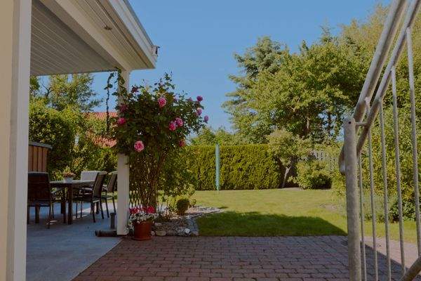 überdachte Gartenterrasse 