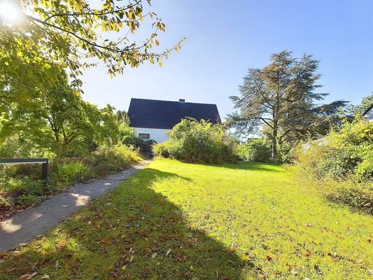 Garten mit Blick zum Haus