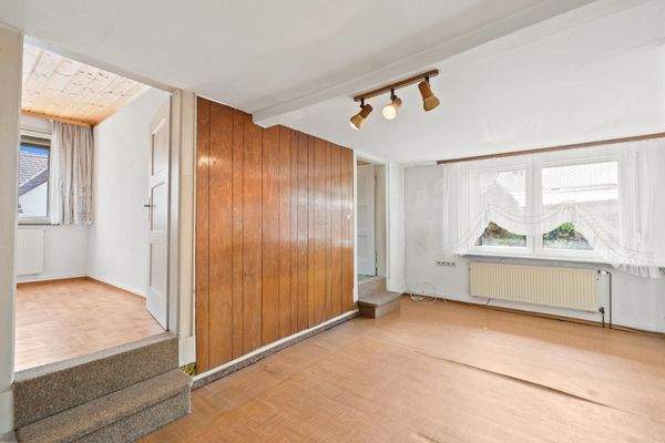 Wohnzimmer im EG und Zugang zu den Zimmern