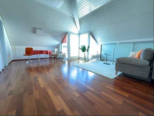 Wohnen/Essen mit Zugang zur Dachterrasse