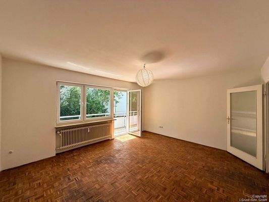 Wohnzimmer ist zum Hinterhof ruhig und sonnig gelegen