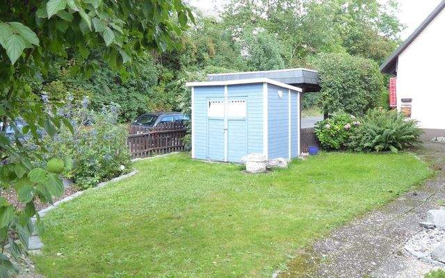 Vorgarten mit Gartenhäuschen