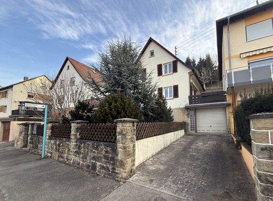 Straßenansicht / Garagenzufahrt