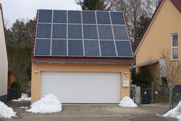 Doppelgarage mit PV Anlage