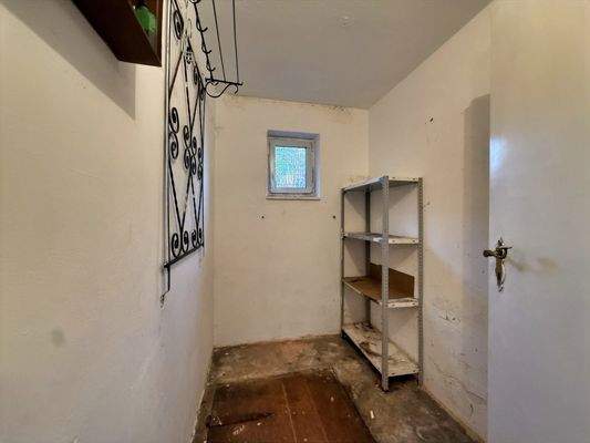 Abstelle m. Kellerabgang