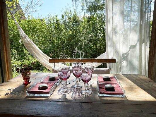 Eßbereich mit großem Panoramafenster