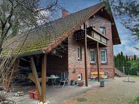 Giebelansicht mit Balkon & Überdachung