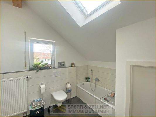 Bad mit Wanne, Dusche, Fenster im DG