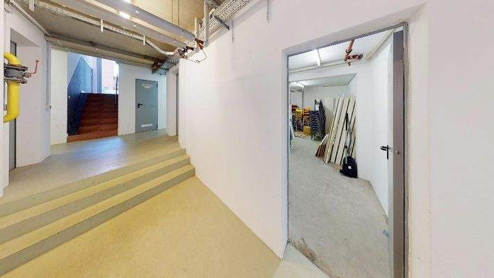 Kellereingang und Treppe zum Hinterausgang