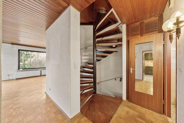 Treppe zum Obergeschoss