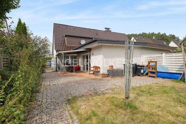 Südgarten mit Blick auf die Terrasse und das Haus
