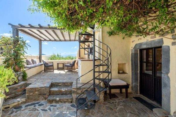 Kreta, Elounda: Charmantes Dorfhaus mit Innenhof und Terrassen mit Meerblick