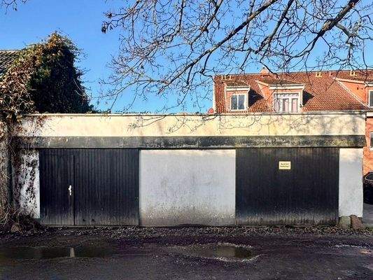 Rückansicht des Grundstücks mit Garage und Tor