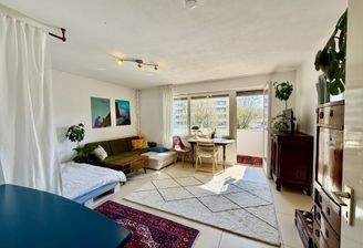 1. Helles Wohnzimmer mit Zugang zur sonnigen Loggi