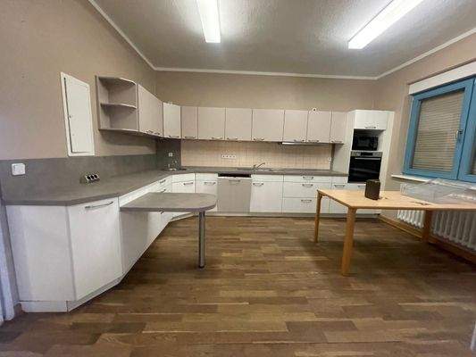Küche komplett ausgestattet.jpeg