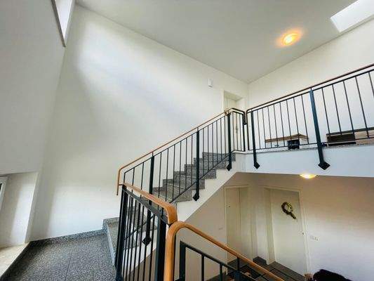 Treppenhaus mit Wohnungstür