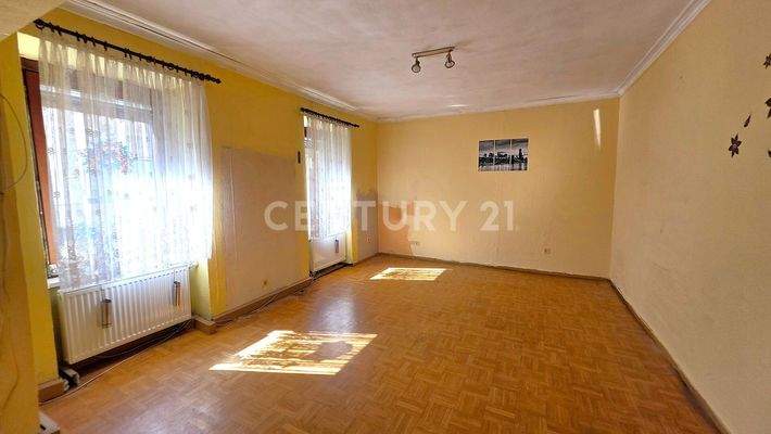 Großes helles Wohnzimmer 