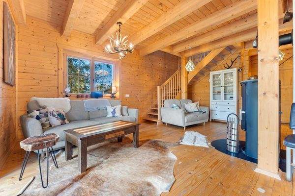 Wohnbereich mit Aufgang ins DG