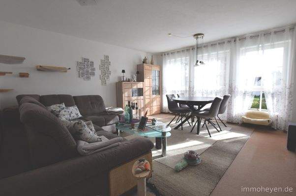 Wohnzimmer der 4-Zimmer-Wohnung im 1. Obergeschoss