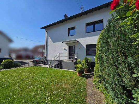 Hausansicht & Vorgarten