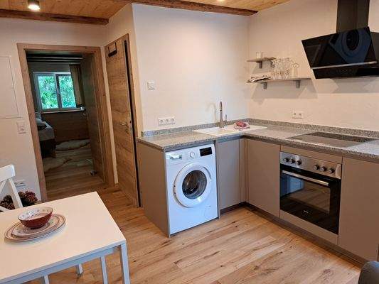 Küche mit Granitplatte Backofen Kühlschrank Waschm