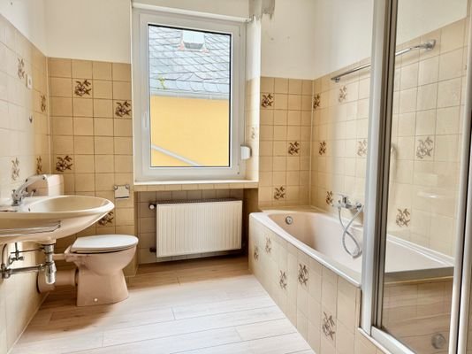 Bad mit Wanne und Dusche