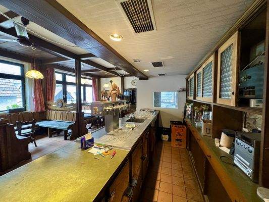 und hinter der Theke