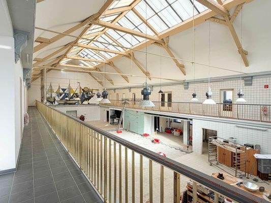 Laubengang mit Blick über Lager- und Produktionsbereich