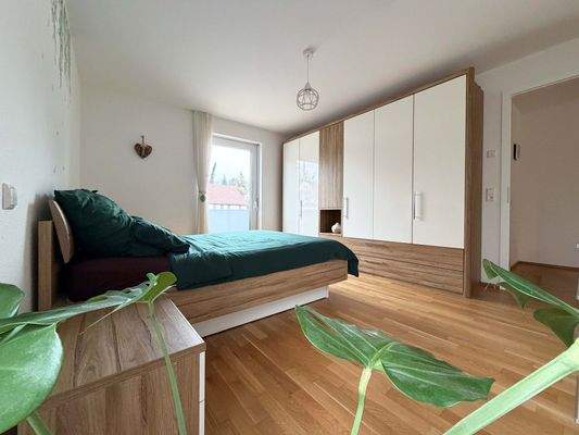 Schlafzimmer 1: Großzügiger Stauraum und Tageslicht machen dieses Schlafzimmer zu einem entspannten Rückzugsort