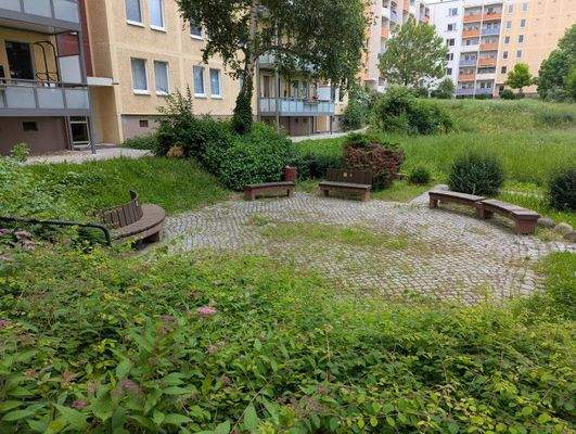 Sitzgruppe hinter Haus