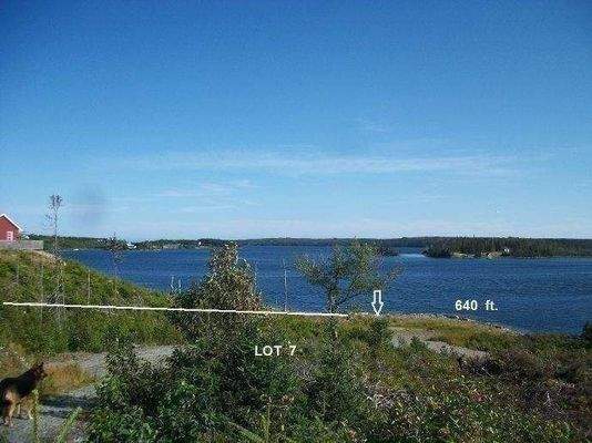 Grundstücksgrenze zum Nachbarn (rotes Haus)