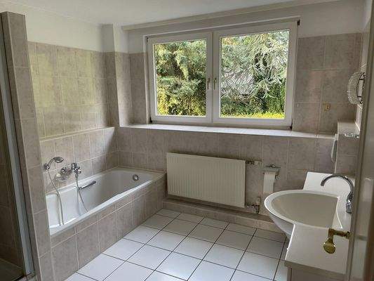 Bad mit Dusche, erstes OG