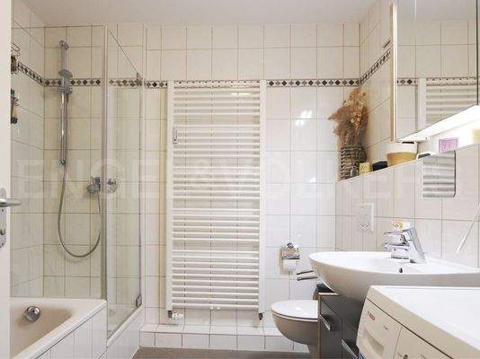 Badezimmer mit Dusche und Wanne