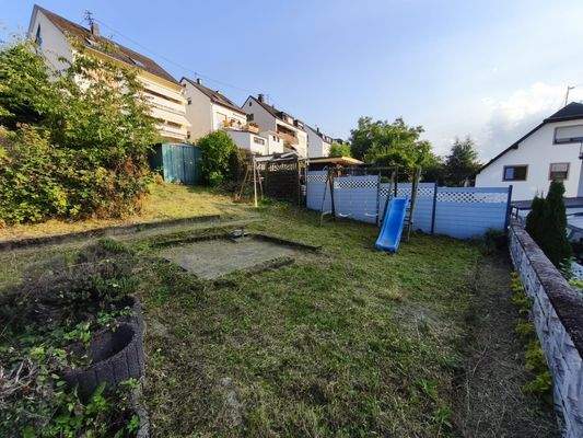 Garten mit Rusche und Gemüsebeet