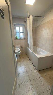 Helles Badezimmer mit Wanne