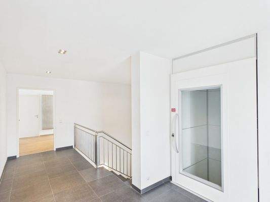 DG Treppenhaus - Wohnungseingang