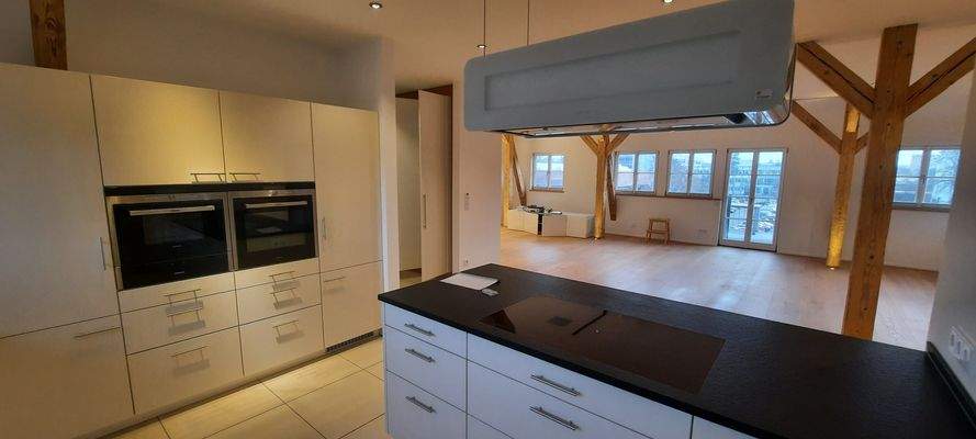 Kochinsel und Wohnzimmer