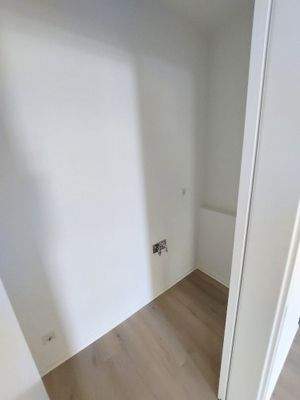 Abstellraum mit Waschmaschinenanschluss