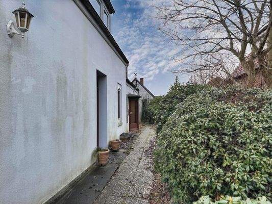 seitlicher Blick zum Hauseingang