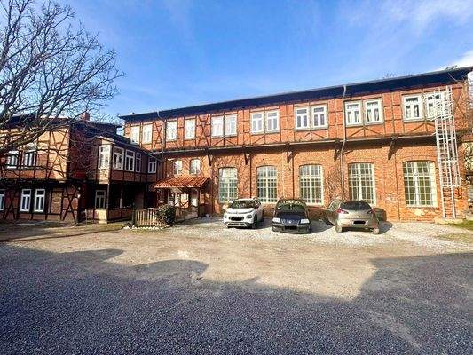 Mieterparkplatz mit Blick auf den Festsaal