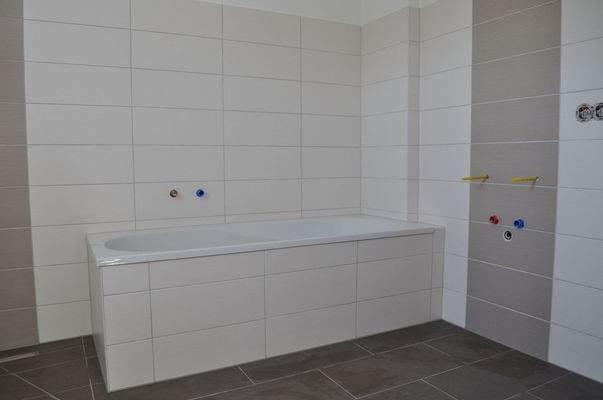 Tageslicht- Bad mit Wanne.JPG