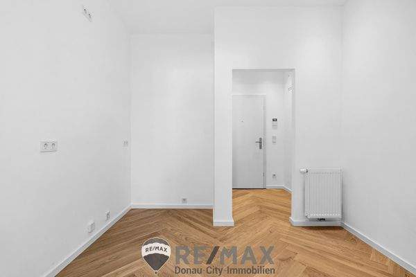 Küche mit Blick in den Vorraum