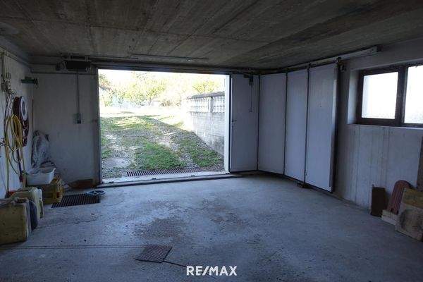 ein Kellerraum mit Einfahrtstor