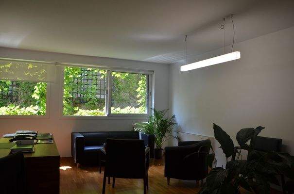 Lichtdurchfluteter Büroraum