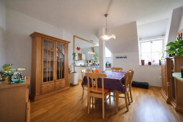 Wohnzimmer mit offener Küche