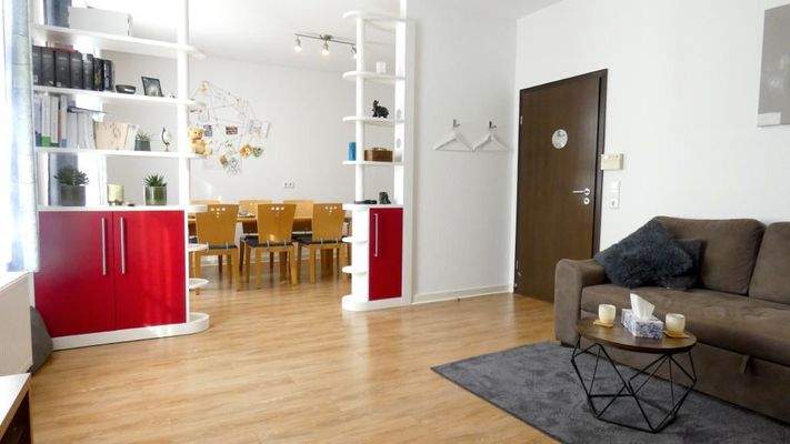 Blick vom Wohn- in den Essbereich