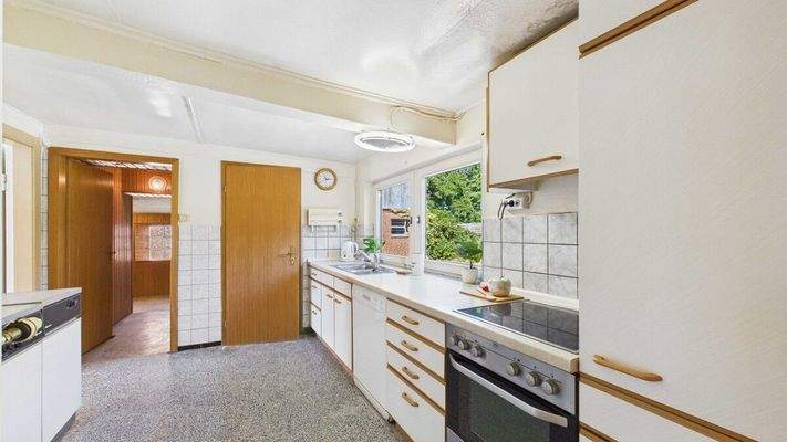 Küche mit Vorratsraum