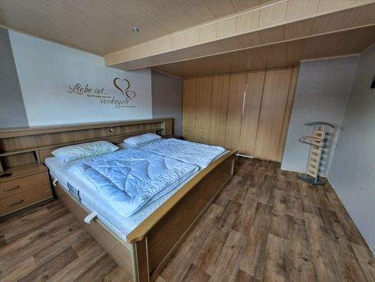 Schlafzimmer im Obergeschoss mit begehbaren Kleiderschrank