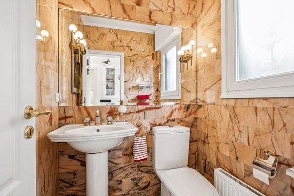 GÄSTE-WC IM EINGANGSBEREICH