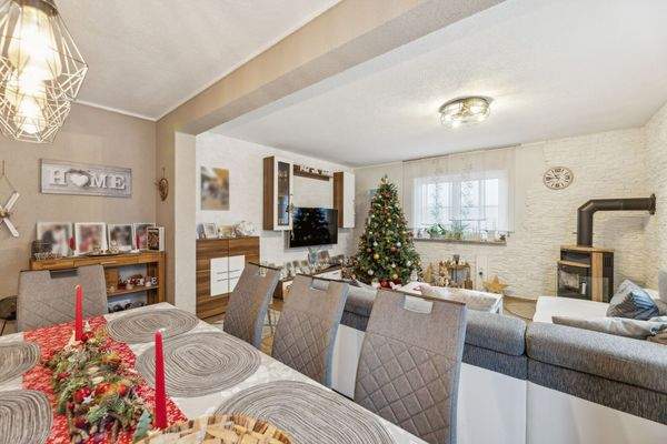 offenes Wohnzimmer mit Kamin